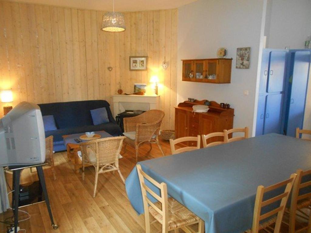 コトレにあるAppartement Cauterets, 5 pièces, 9 personnes - FR-1-401-96のリビングルーム(青いテーブル、椅子付)