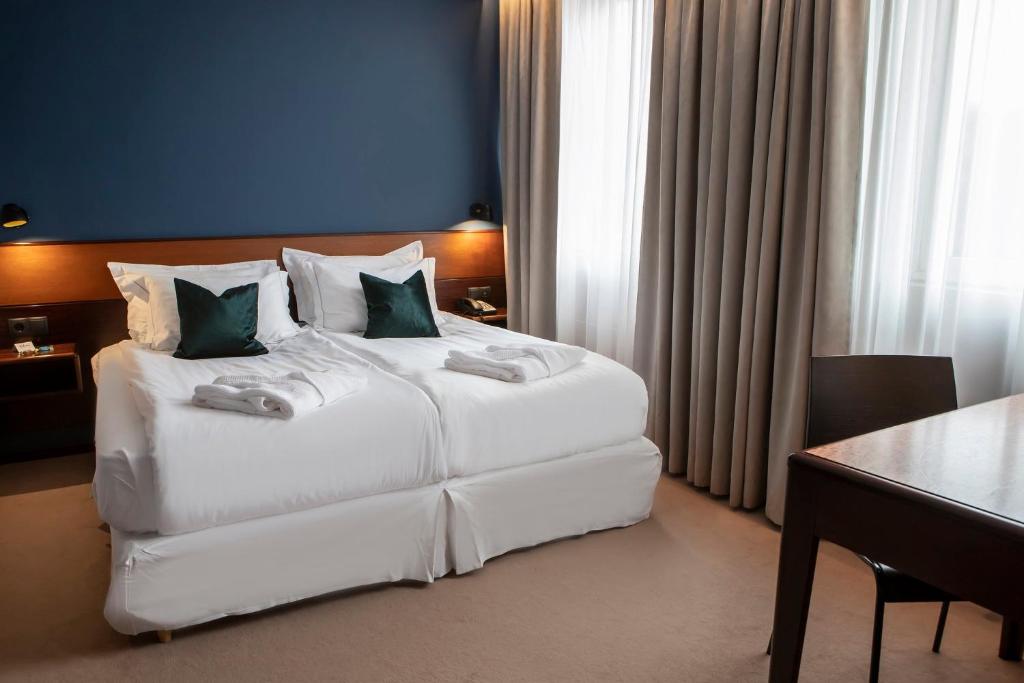 Llit o llits en una habitació de Hotel Holt - The Art Hotel