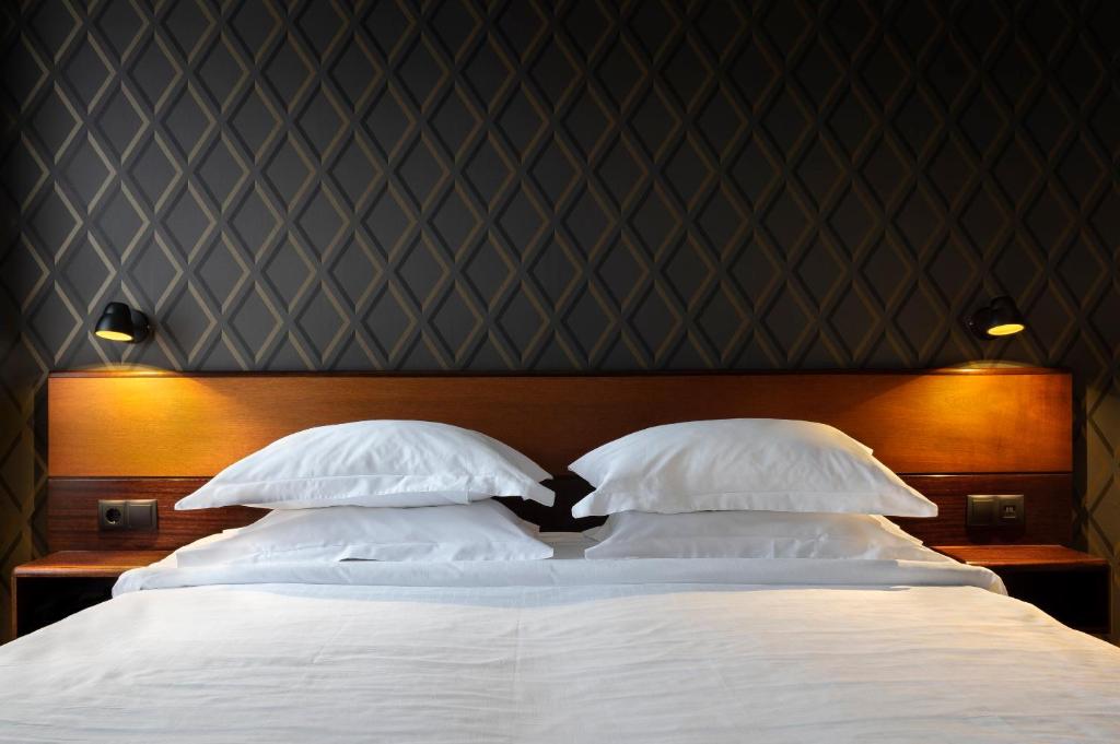 Llit o llits en una habitació de Hotel Holt - The Art Hotel