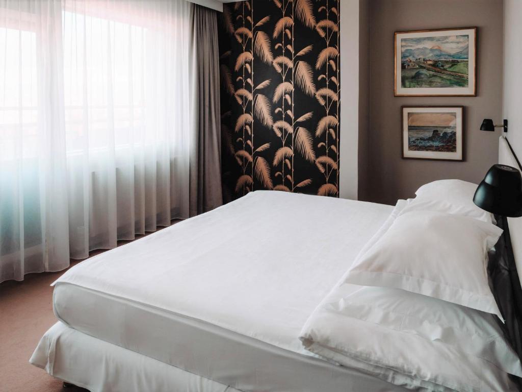 Llit o llits en una habitació de Hotel Holt - The Art Hotel