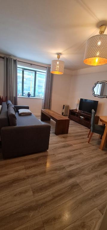 sala de estar con sofá y mesa en Exchange Suites by Trinity, en Dublín