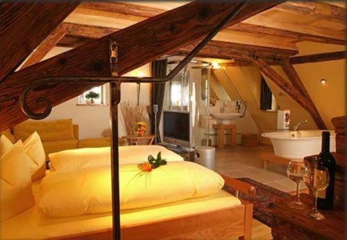 Schlafzimmer mit einem Bett, einer Badewanne und einem Waschbecken in der Unterkunft Klosterstüble in Rothenburg ob der Tauber