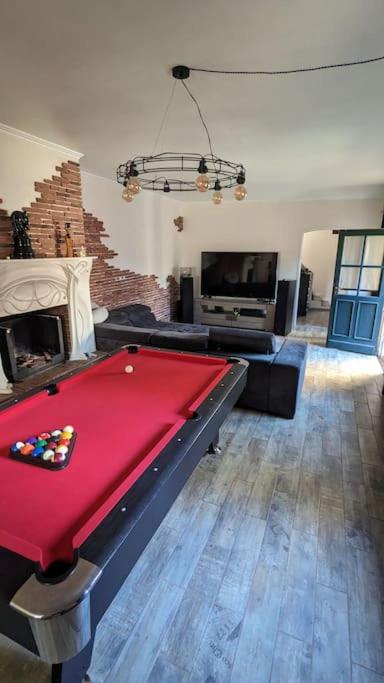 une chambre avec un billard dans le salon dans l'établissement Maison de 5 chambres de 195 m carrés près d'Orly., à Savigny-sur-Orge