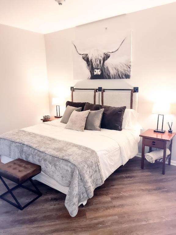 Postel nebo postele na pokoji v ubytování Cozy Mountain View Condo