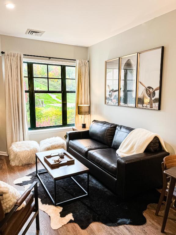 Posezení v ubytování Cozy Mountain View Condo