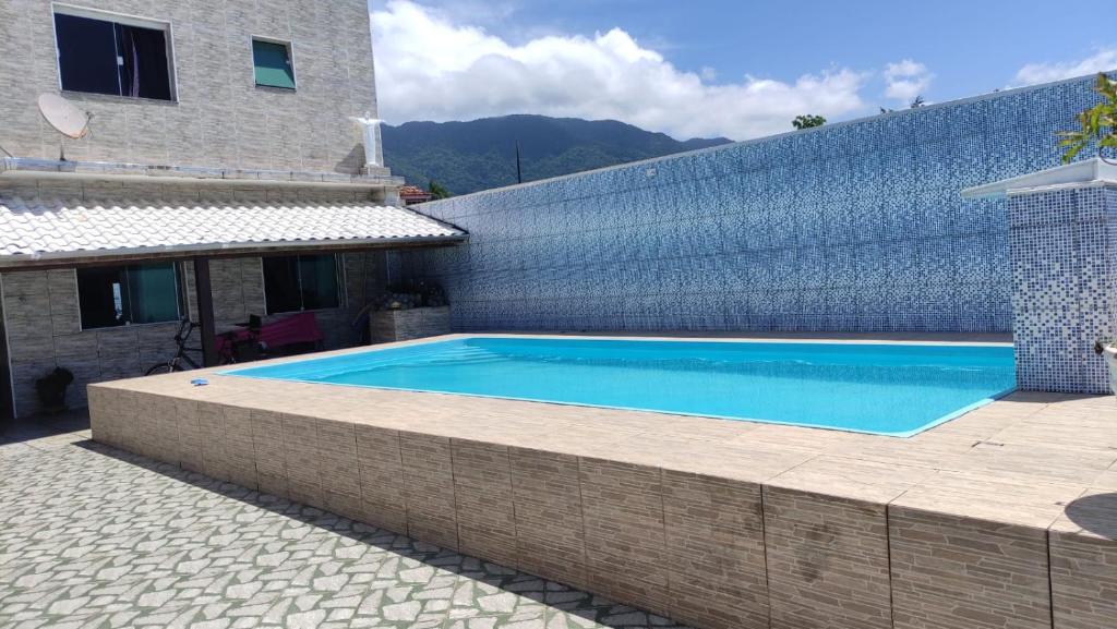 een zwembad voor een gebouw bij Casa Da Ana in Caraguatatuba