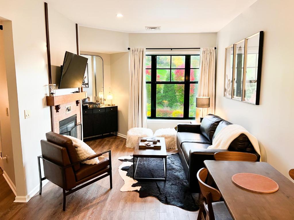 TV a/nebo společenská místnost v ubytování Cozy Mountain View Condo