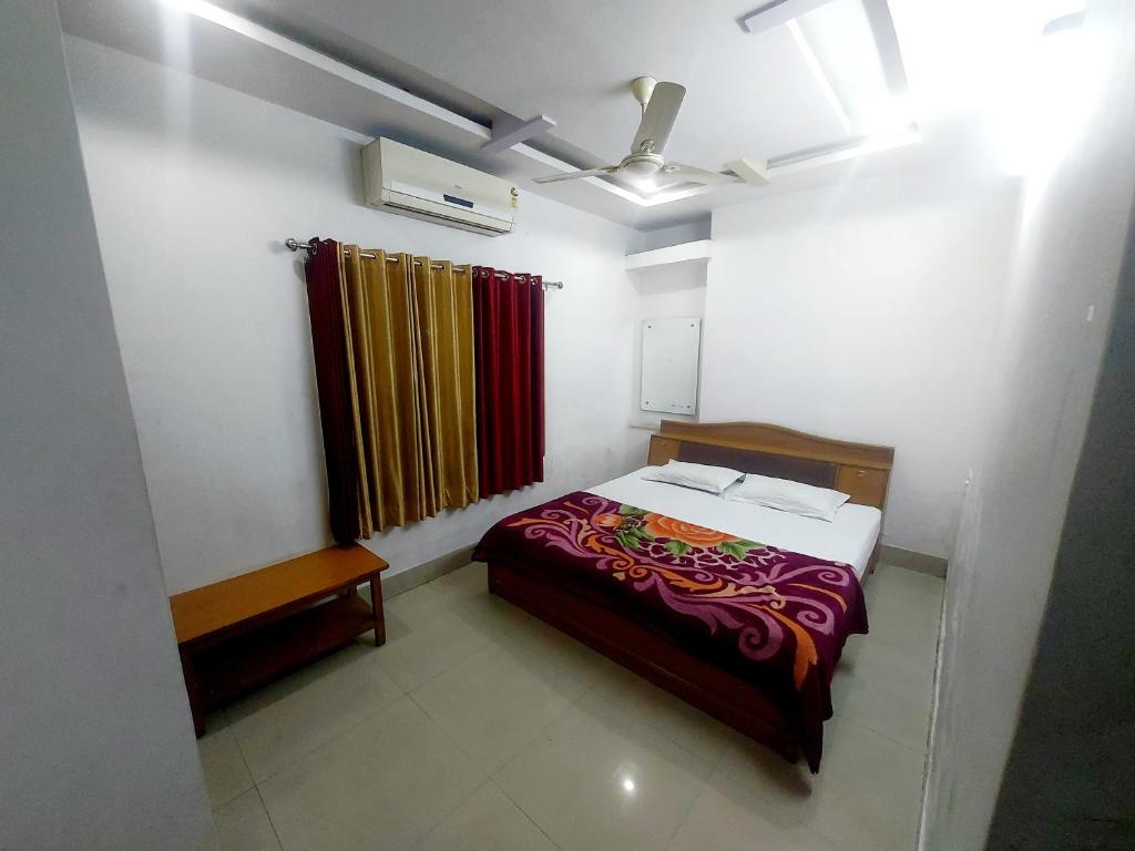 a small room with a bed and a window at HOTEL SHREE PRAYAG in Nāthdwāra
