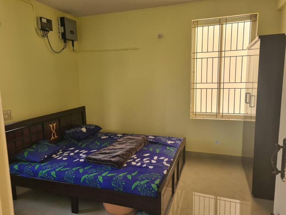 Postel nebo postele na pokoji v ubytování Vibrant 1 BHK Studio House Park Views@ Begurwoods