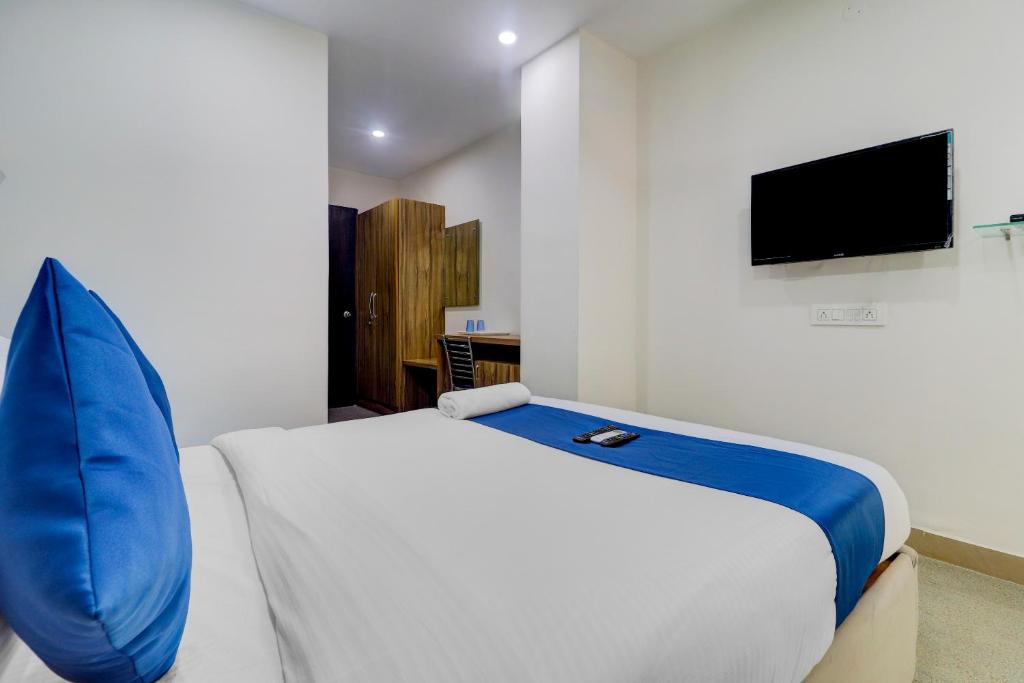 海得拉巴的住宿－Hotel Jkc Grand，一间卧室配有一张床和一台平面电视