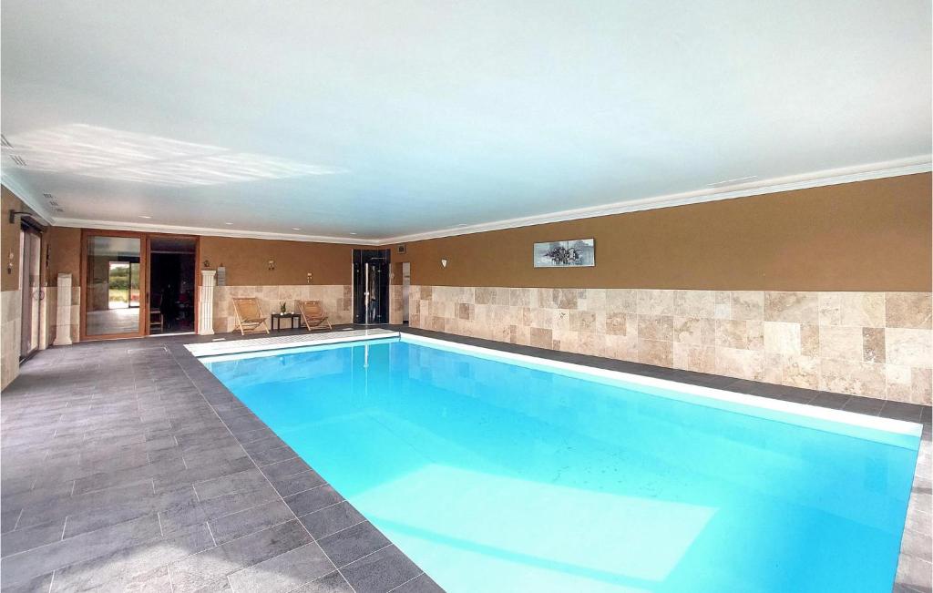 สระว่ายน้ำที่อยู่ใกล้ ๆ หรือใน Gorgeous Home In Hoerdt With Swimming Pool