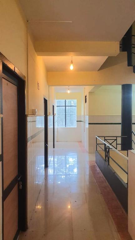 Panamaram的住宿－Zedco Homes，建筑里一个空房间,有走廊