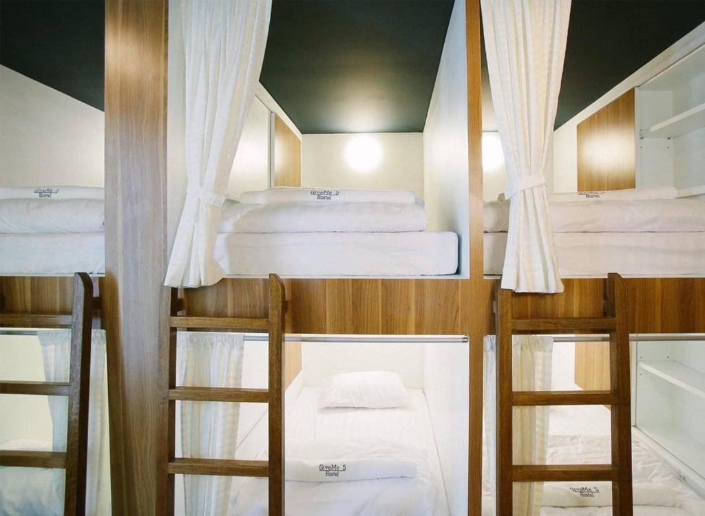 - un ensemble de lits superposés dans une chambre dans l'établissement Give Me 5 Hostel, à Chiang Mai