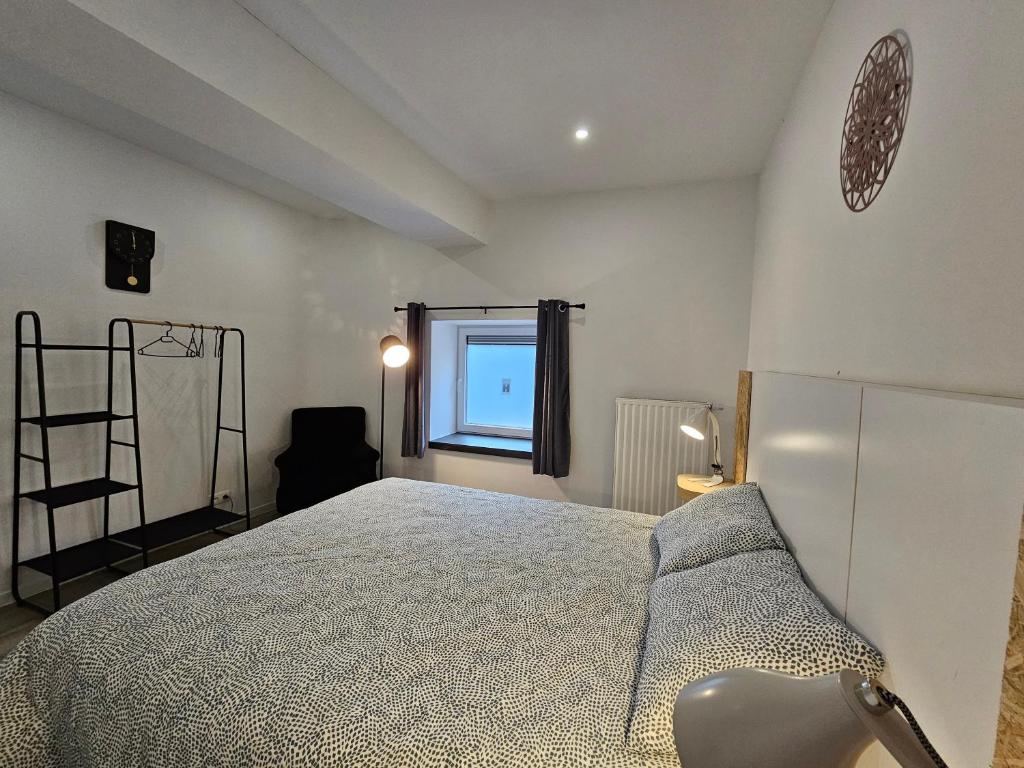 Rúm í herbergi á Appart'Hôtel Trazegnies