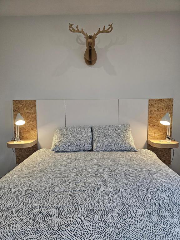 Rúm í herbergi á Appart'Hôtel Trazegnies