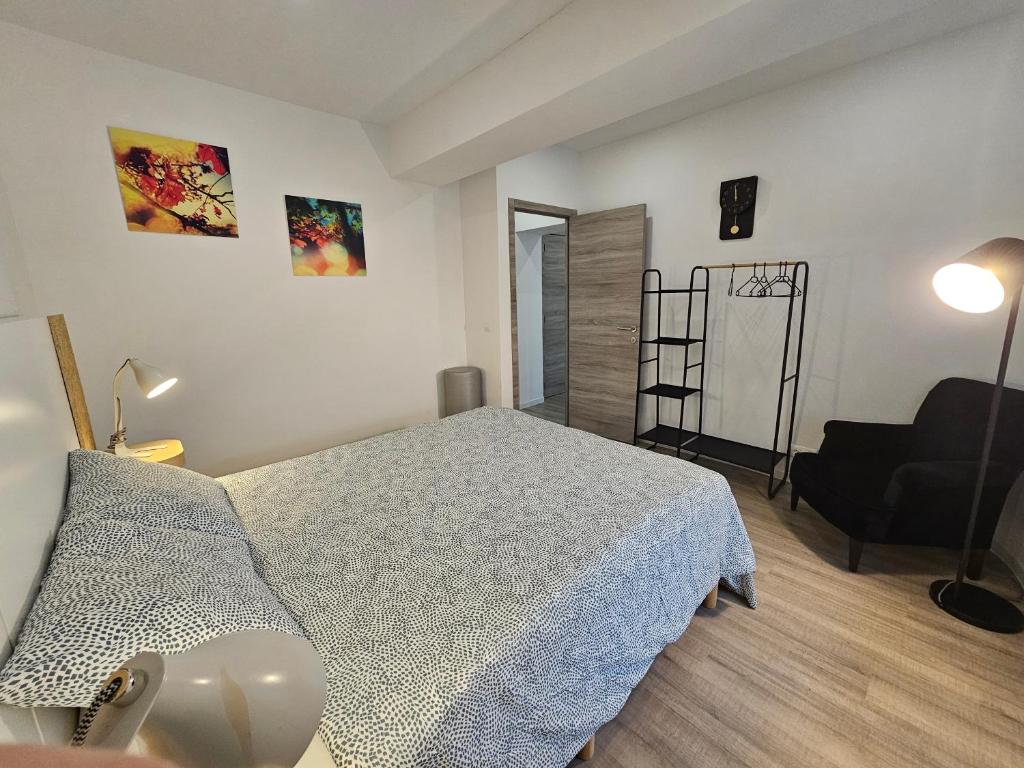 Rúm í herbergi á Appart'Hôtel Trazegnies