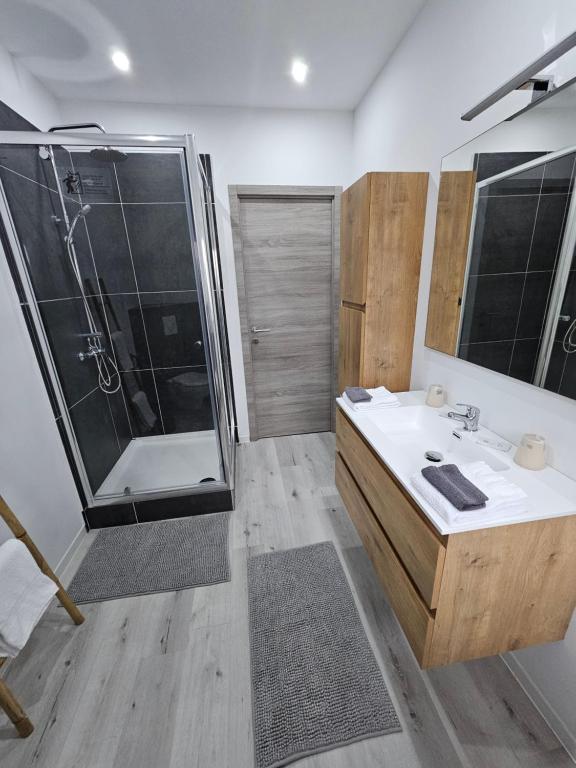 Baðherbergi á Appart'Hôtel Trazegnies