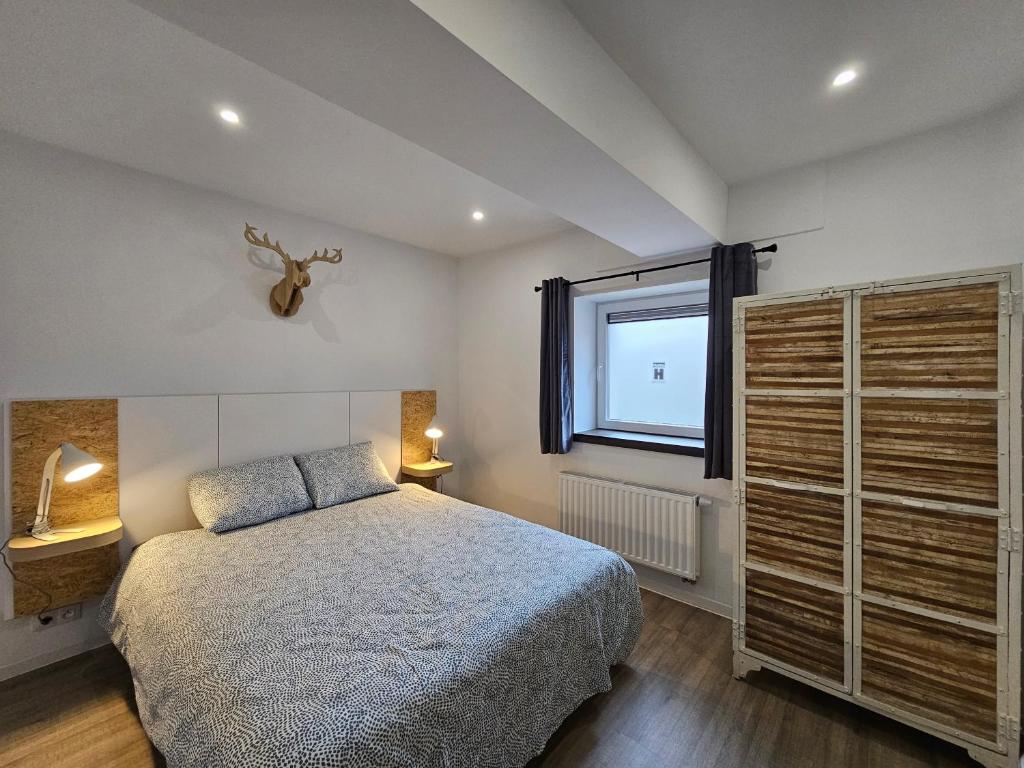 Rúm í herbergi á Appart'Hôtel Trazegnies