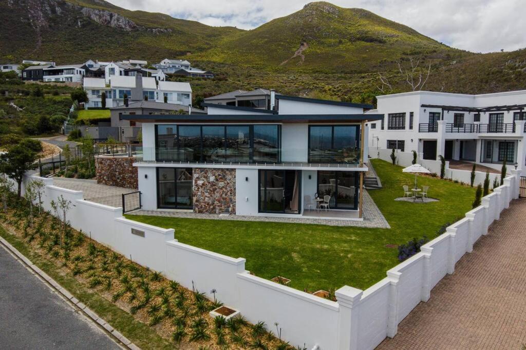 uma vista aérea de uma casa em The View, Studio em Hermanus