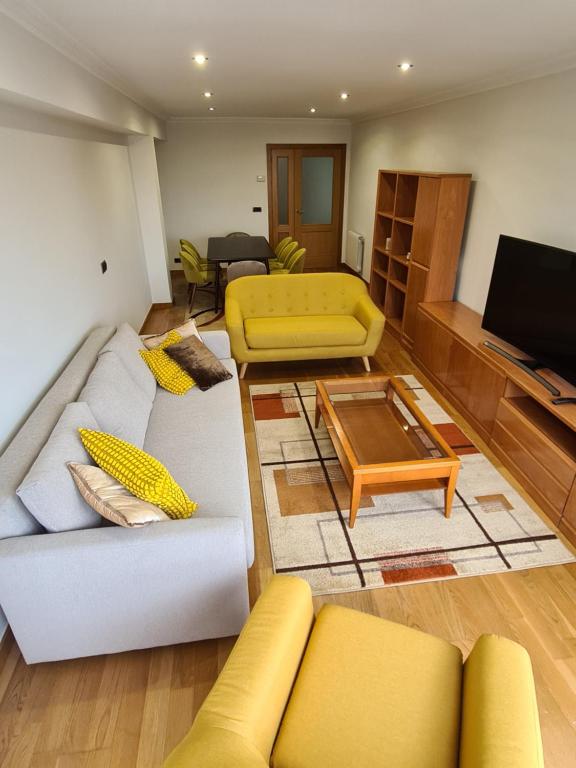 uma sala de estar com dois sofás e uma televisão em Calle Areal muy céntrico em Vigo