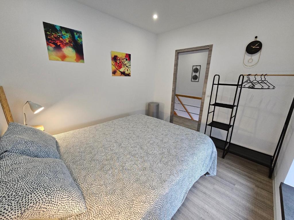 Rúm í herbergi á Appart'Hôtel Trazegnies
