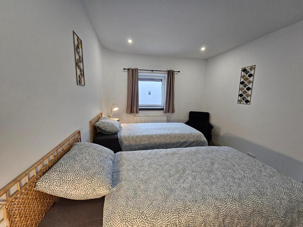Rúm í herbergi á Appart'Hôtel Trazegnies