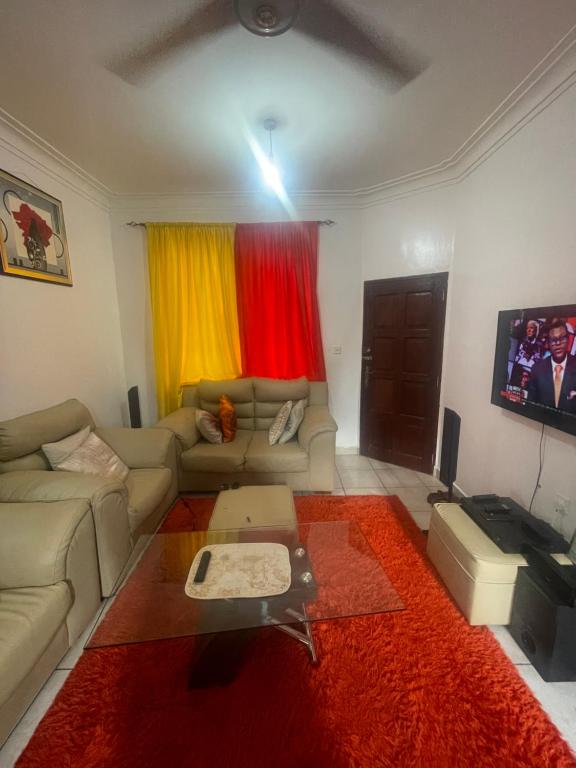 een woonkamer met een bank en een tafel bij Maimoon homes in Malindi