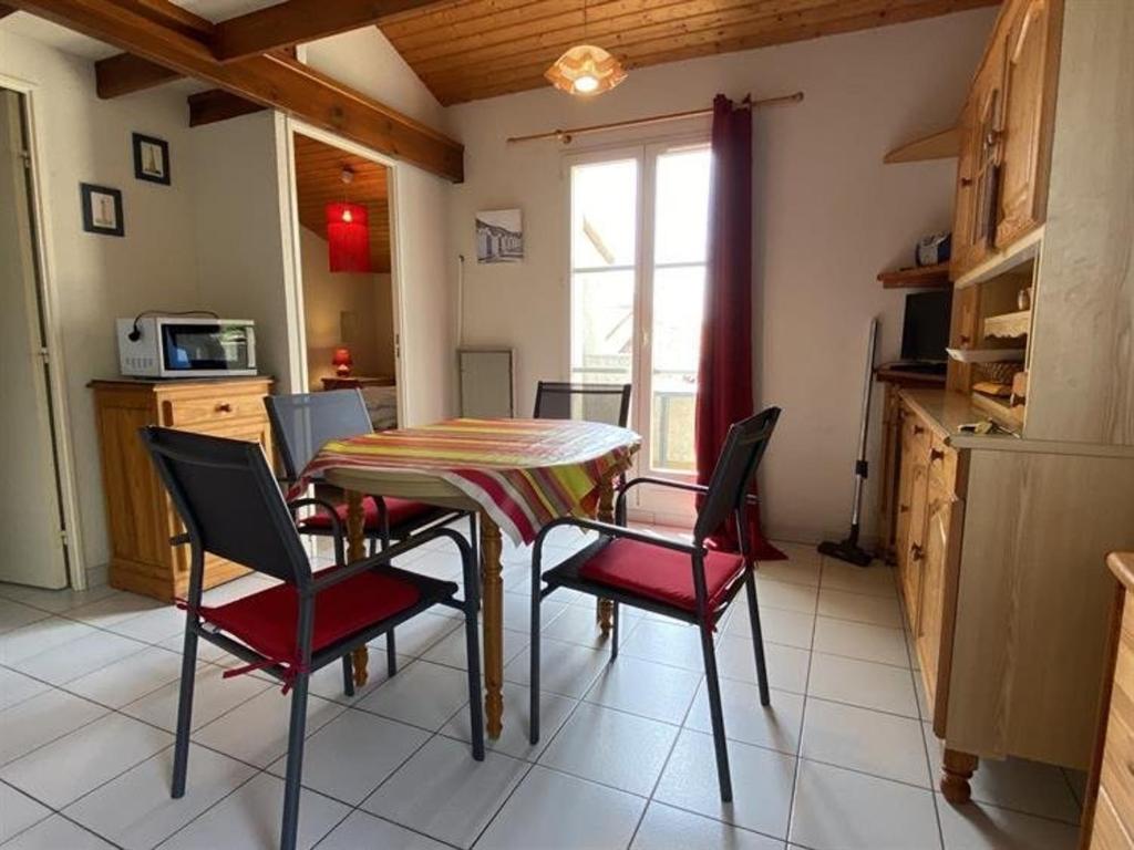 Kuchyňa alebo kuchynka v ubytovaní Appartement 2 pièces proche plage à Dolus d'Oléron – 4 couchages, balcon, parking, local vélo - FR-1-246A-151