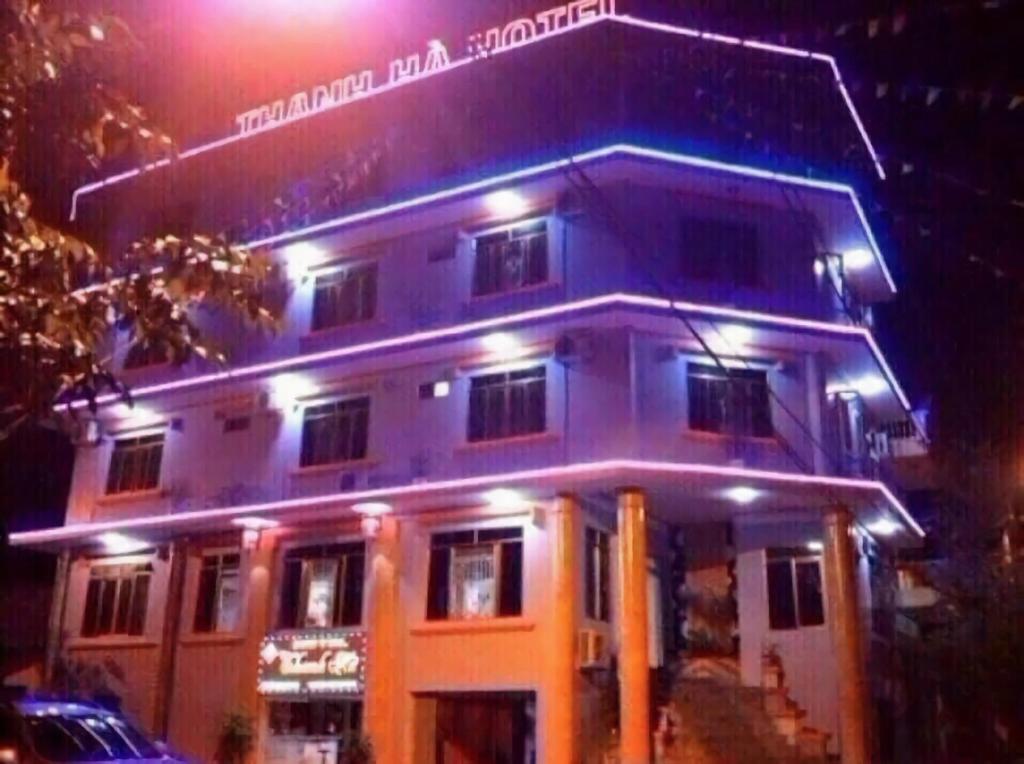 Chơ Mơi的住宿－Thanh Ha Hotel，一座有灯的大建筑