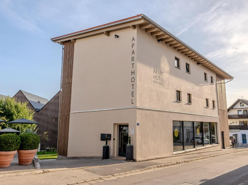 un edificio con un cartel en el costado en Aparthotel Parsberg GreenDesign en Parsberg