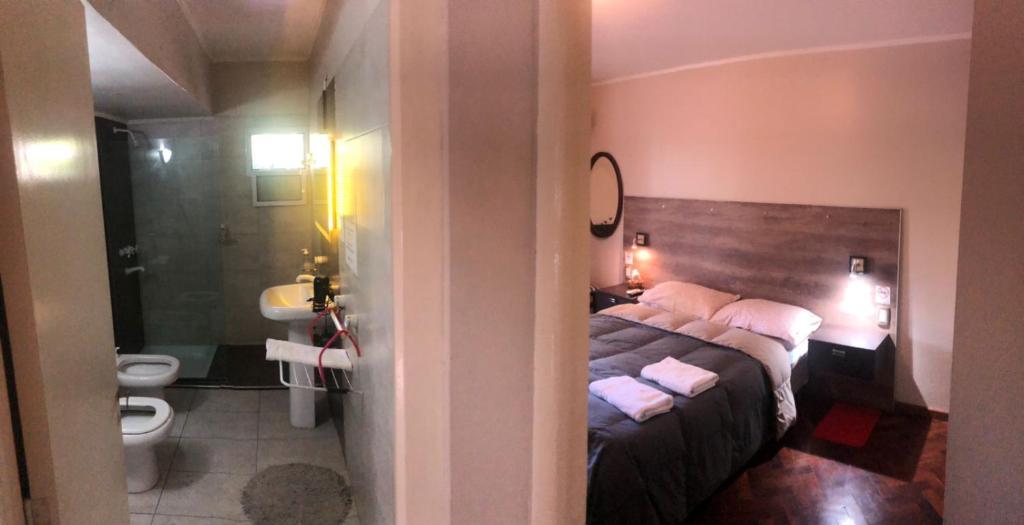 1 dormitorio con 1 cama y baño en CasaFélix en Mendoza
