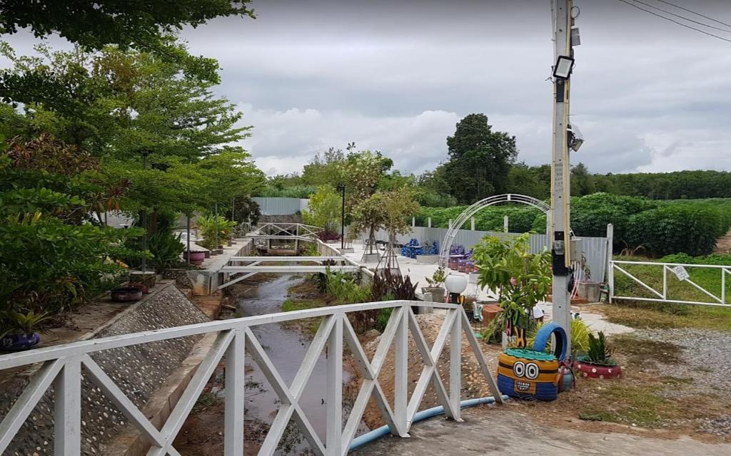 Aed väljaspool majutusasutust วิวธารารีสอร์ท (ViewThara Resort)