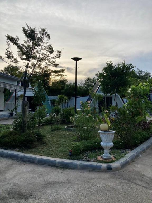 Aed väljaspool majutusasutust วิวธารารีสอร์ท (ViewThara Resort)