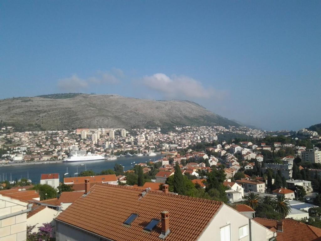 vistas a la ciudad y a un cuerpo de agua en Apartment MARA MALA en Dubrovnik