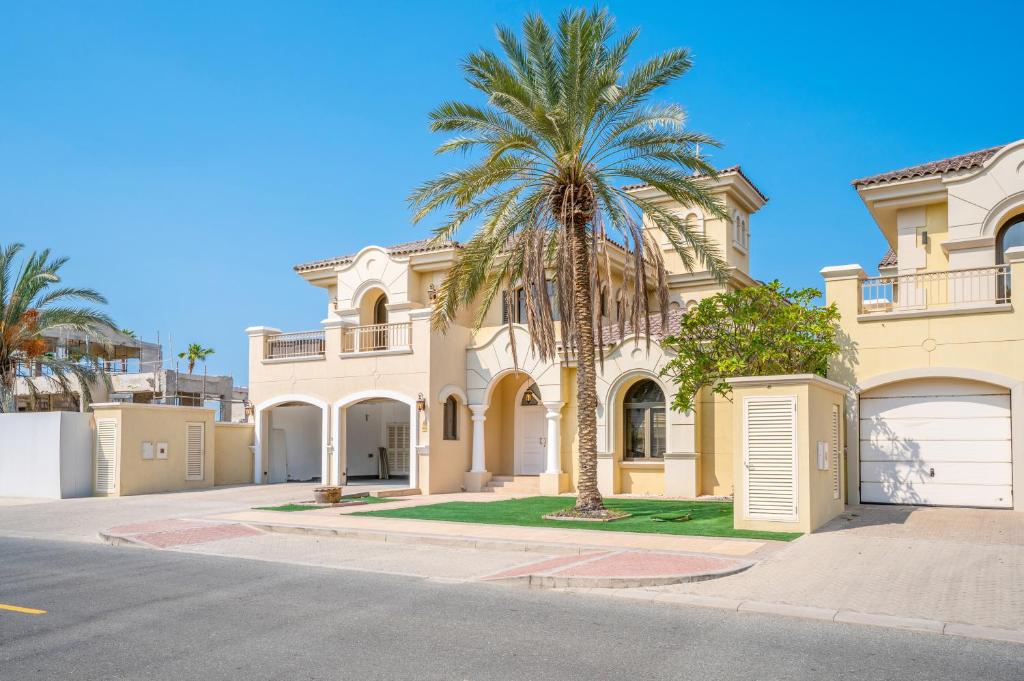 Vacay Lettings -Private Pool & Beach Villa at Palm Jumeirah, Dubai – Updated 2024 Prices