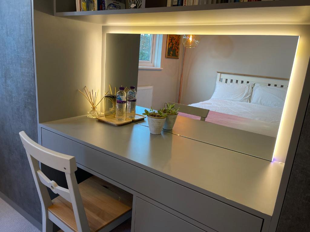 Η κουζίνα ή μικρή κουζίνα στο Spacious Double Room with Private Bathroom in Quiet Area Easy Access to London Central & London Bridge