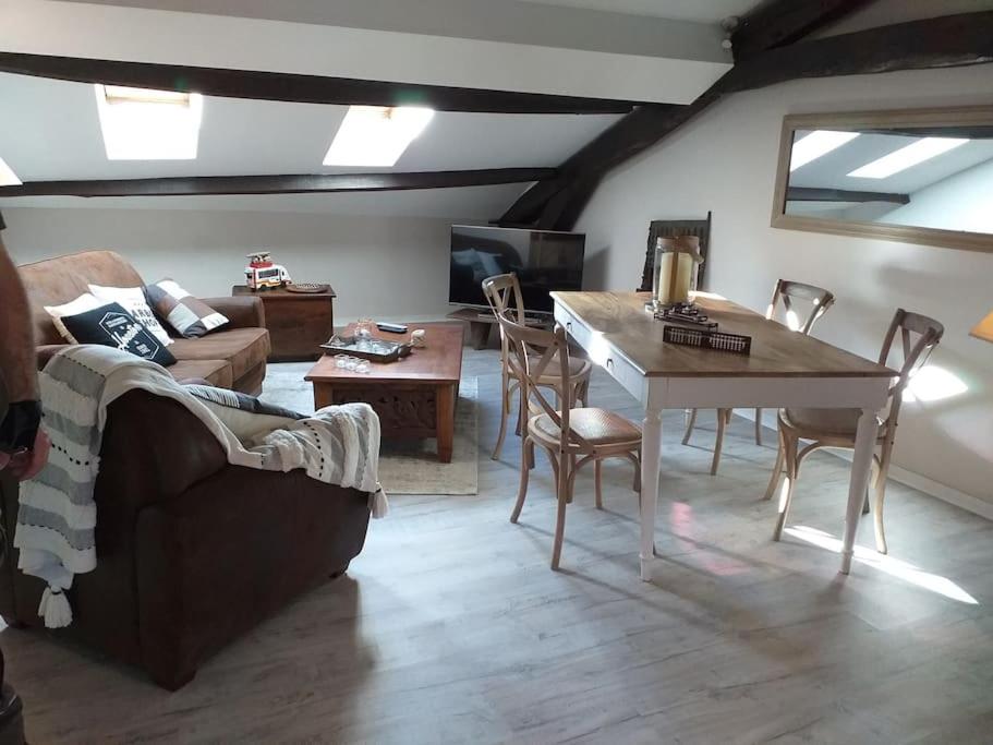 sala de estar con sofá y mesa en Mon appart Teranga en Périgueux