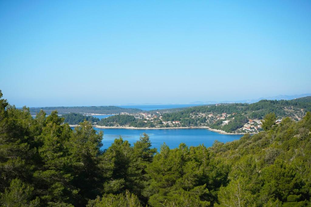 - une vue sur un lac depuis une colline dans l'établissement SVEMA APARTMAN, à Vela Luka