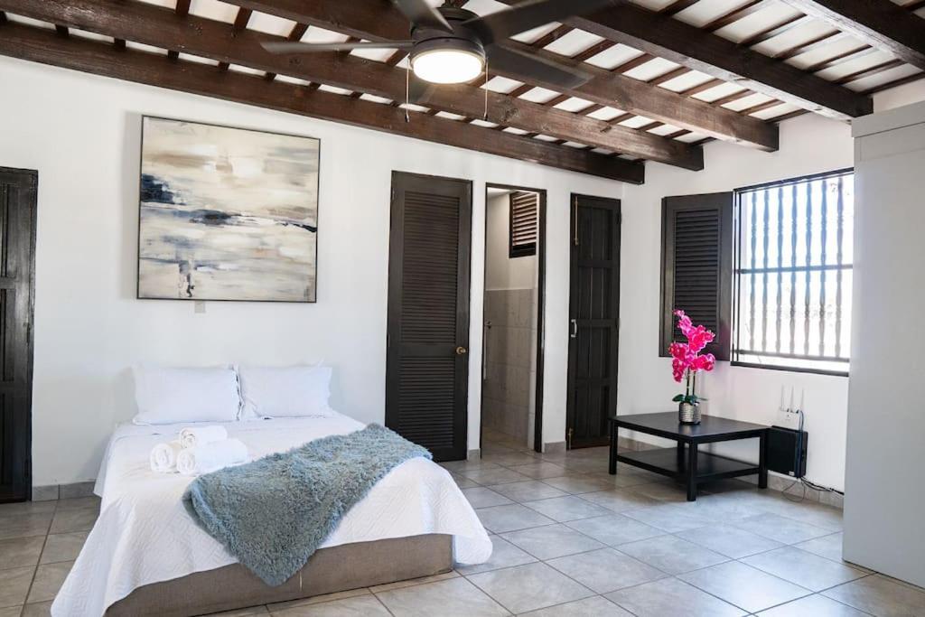 1 dormitorio con 1 cama grande y 1 mesa en Studio PH Apt w/ Huge Balcony & Amazing Views - Fortaleza Apt 10 en San Juan