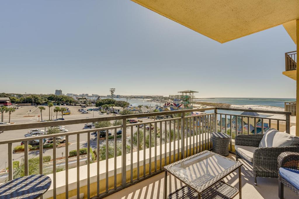 Balcó o terrassa a Emerald Grande Condo Beach, Marina and Ocean View