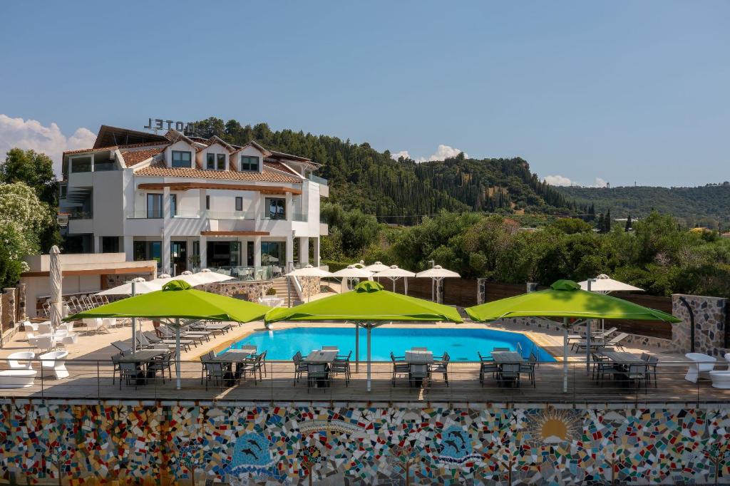 Bazén v ubytování Poseidon Hotel nebo v jeho okolí