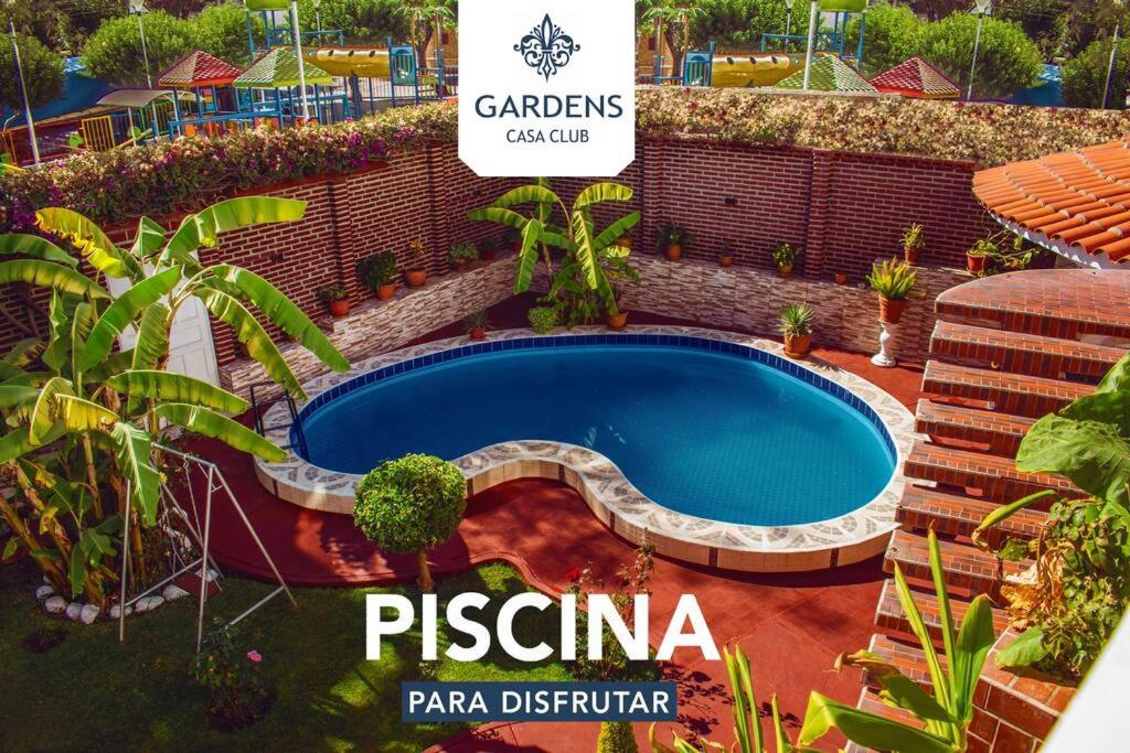 una portada de revista de una piscina en un patio trasero en Casa Club Garden's, en Sucre