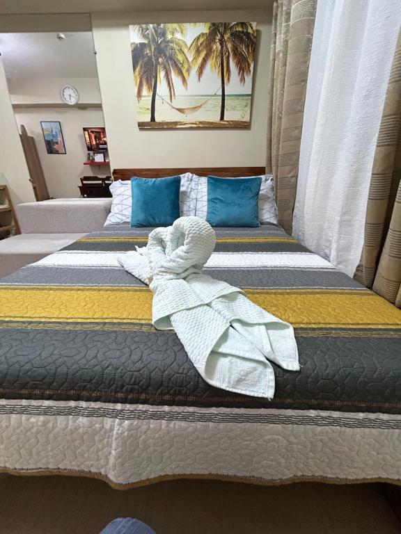 duas camas num quarto de hotel com toalhas em Condo unit at Avida Aspira CDO downtown em Cagayan de Oro