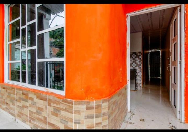 einen Eingang zu einem Gebäude mit orangefarbener Wand in der Unterkunft Hostal Cartagena Beach in Cartagena de Indias