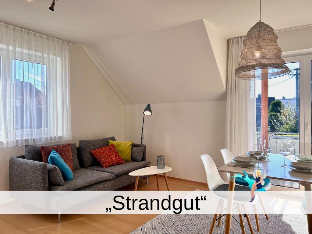 sala de estar con sofá y mesa en Ferienwohnung Strandgut, en Langenargen