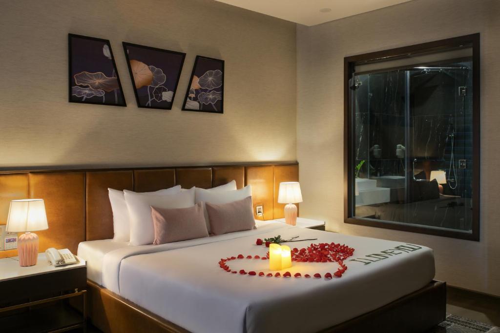 Deluxe Bathtub with Balcony and City View - High Floor