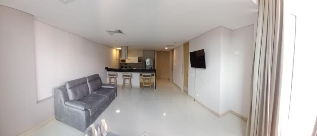 Il comprend un salon avec un canapé et une cuisine. dans l'établissement Aparta Suite en el BlueGarden, à Barranquilla