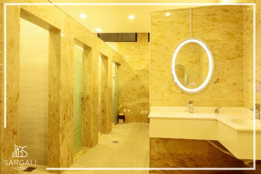 La salle de bains est pourvue d'un lavabo et d'un miroir. dans l'établissement Sargali Duhok Hotel, à Duhok