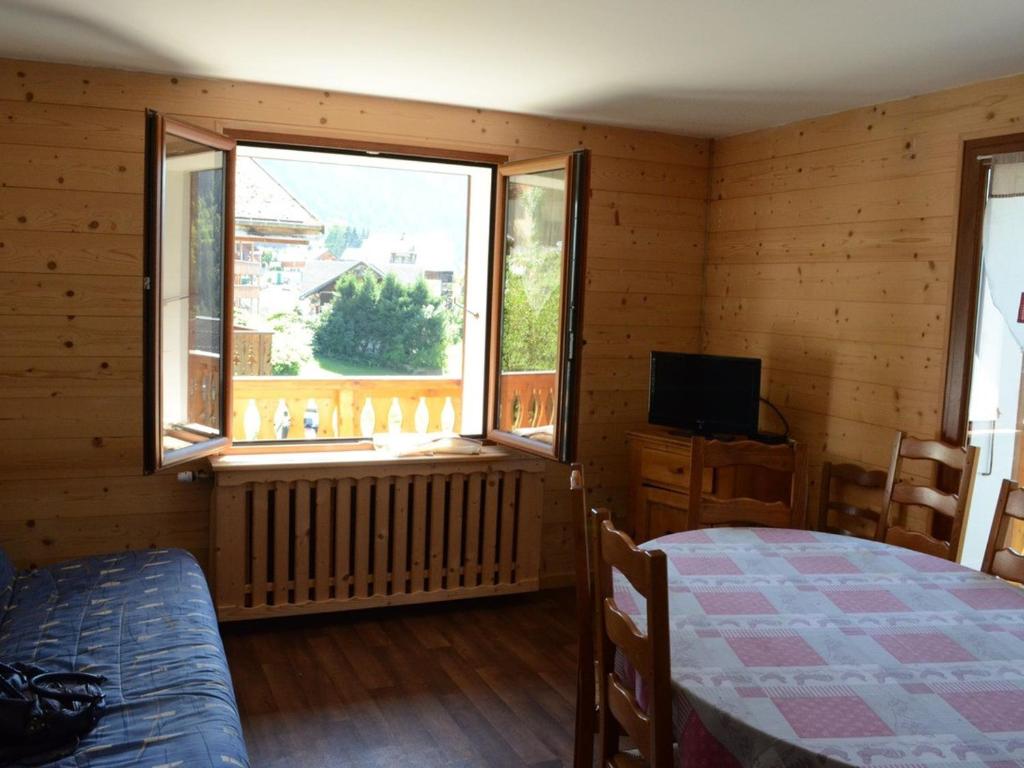 um quarto com uma cama, uma janela e uma televisão em Appartement Châtel, 4 pièces, 8 personnes - FR-1-676-97 em Châtel