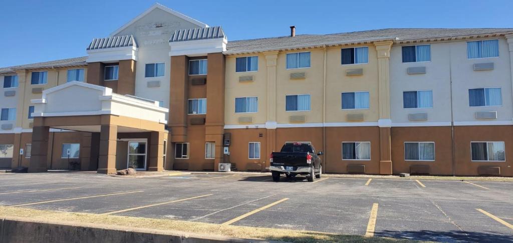 un estacionamiento frente a un gran edificio en Quail Springs Inn & Suites en Oklahoma City